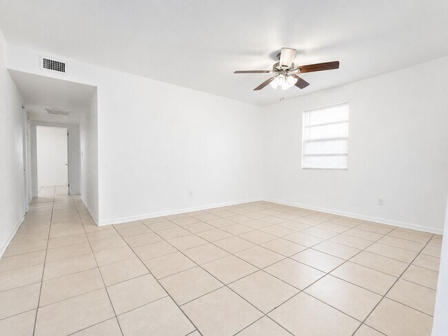 Foto del edificio - Sunlit 3Bedroom/1.5Bath home with flexible outdoor space!
