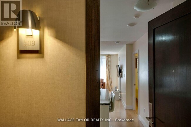 Photo du bâtiment - 20 Blue Jays Way