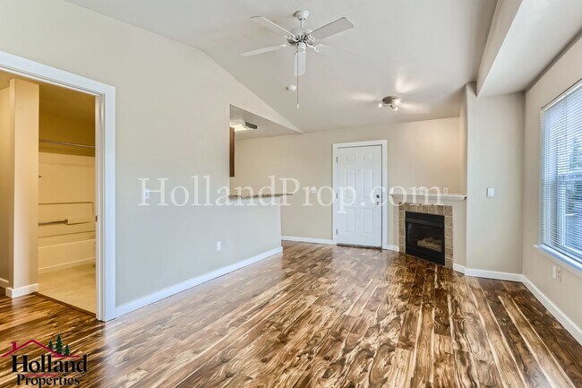 Foto del edificio - Bright & Comfortable Upper-Level Unit – Sp...