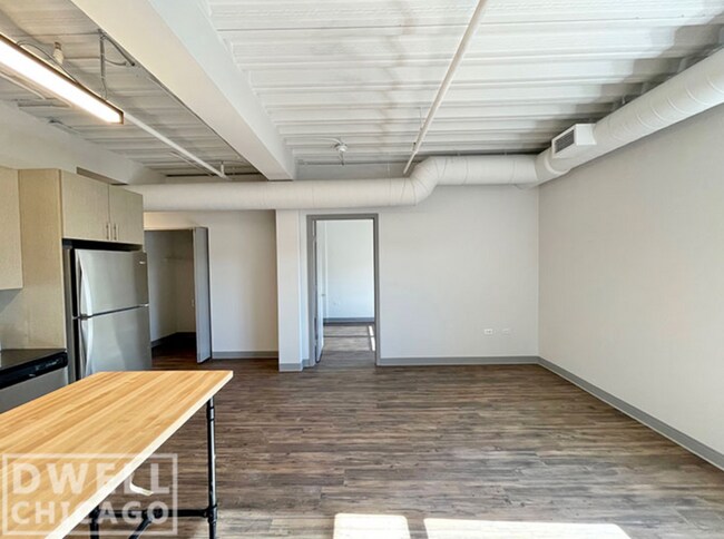 Building Photo - 945 W Dakin St