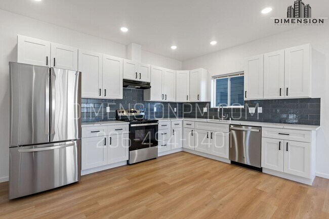 Foto del edificio - Fully Fenced  4 Bed 3 Baths Newer Construction Home