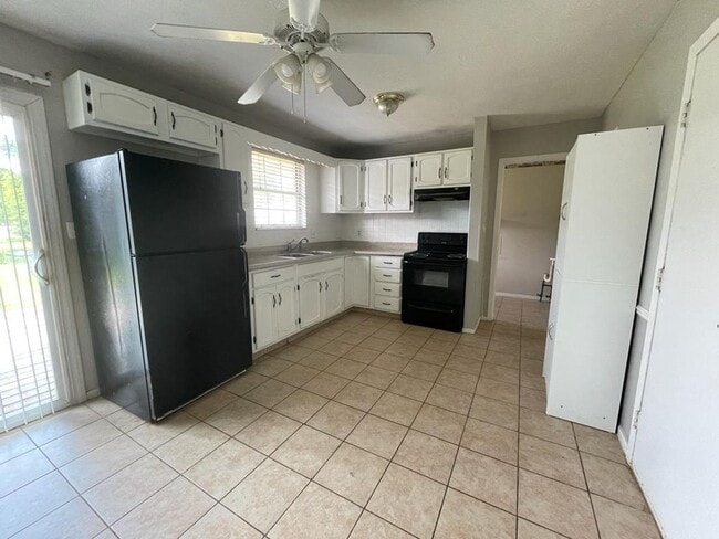 Building Photo - 5249 Yucatan Dr
