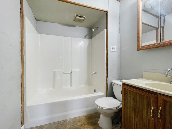 Building Photo - Near Downtown Muncie