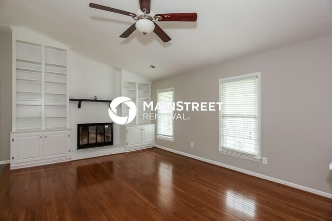 Building Photo - 4 Bedroom Pet-Friendly Home in Charlotte, NC with Main Street Renewal