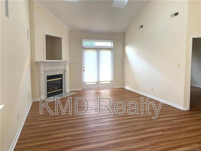 Foto del edificio - 9110 Scarcliff Ln