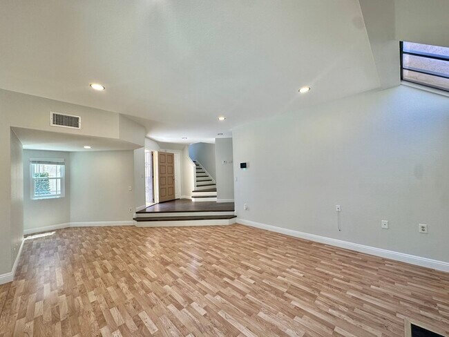 Foto del edificio - Spacious Updated Home In Desirable 92029 I...