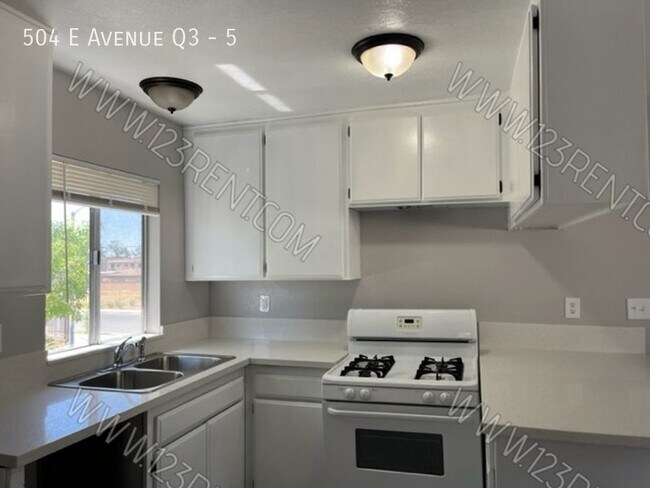 Building Photo - 2BD/ 1BTH 2ND FLOOR APARTMENT EAST PALMDALE