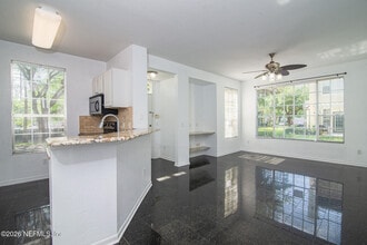 Building Photo - 13703 Richmond Park Dr N