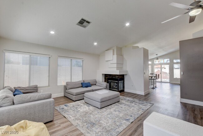 Foto del edificio - 9204 Sapphire Point Ave