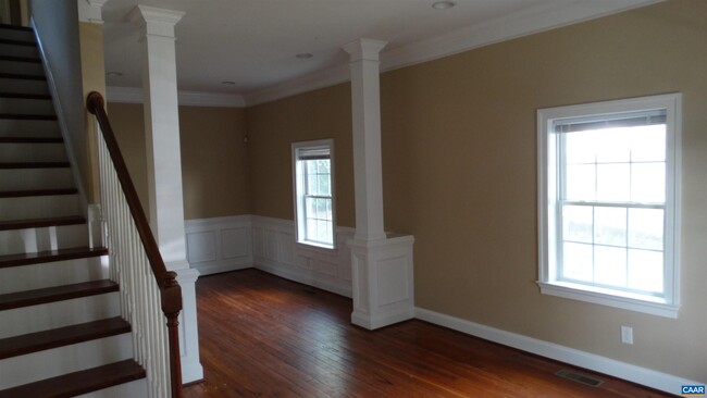 Building Photo - 103 Linden St