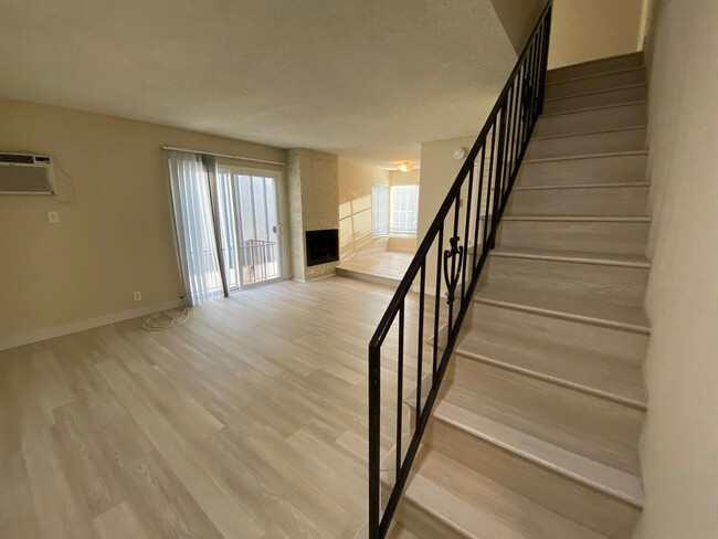 Building Photo - 1536 S Bundy Dr