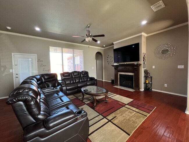 Building Photo - Welcome home to this beautiful home that i...