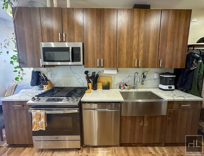 Foto del edificio - LUXURY TOP FLOOR 2bed 2bath ACROSS FROM BO...