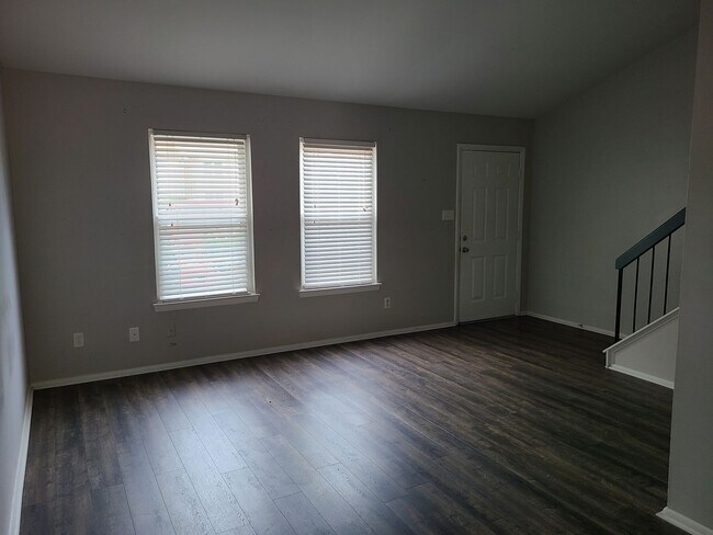 Foto del edificio - Modern 2-Story Townhome in Central Virgini...