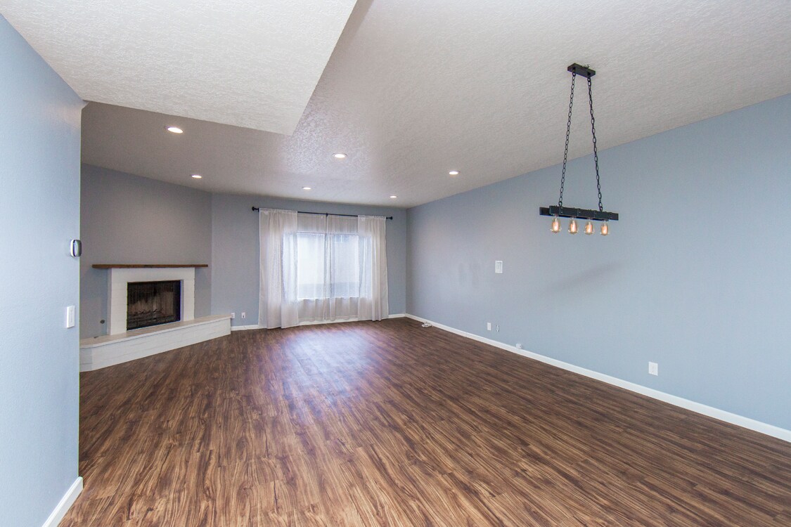 Primary Photo - 4821 Riverton Ave