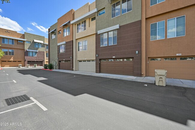Foto del edificio - 6745 N 93RD Ave