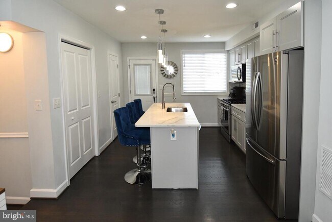 Foto del edificio - 4220 Fort Dupont Terrace SE