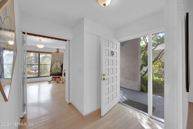 Foto del edificio - 2437 Burgundy Ct