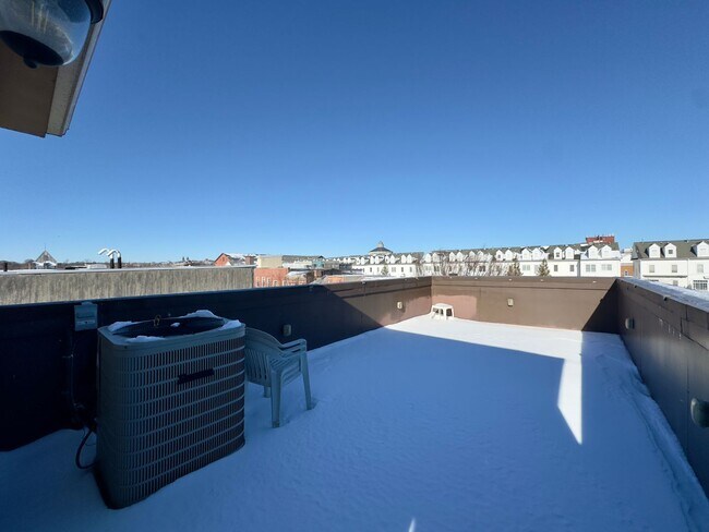 Foto del edificio - Charming 3-Bedroom Home with Modern Featur...