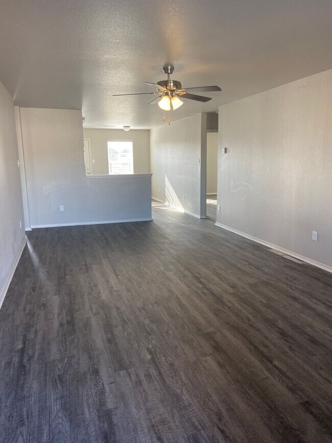Building Photo - Four Bedroom | Two Bath Home in Bridlewood