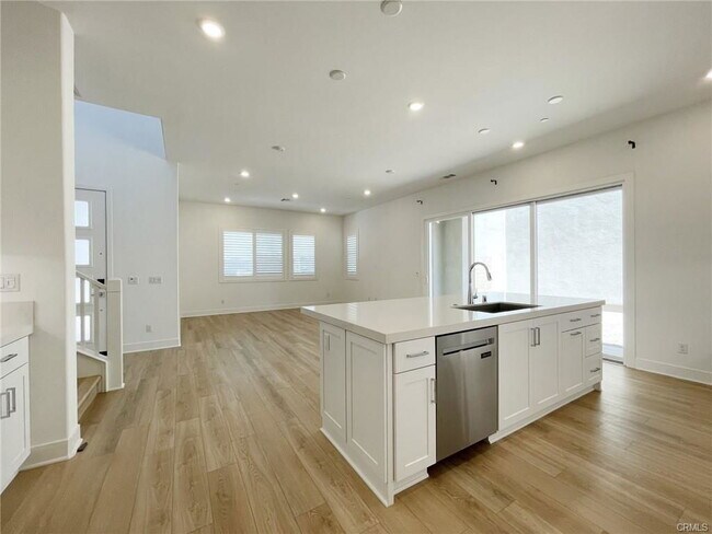 Building Photo - 105 Sawbuck