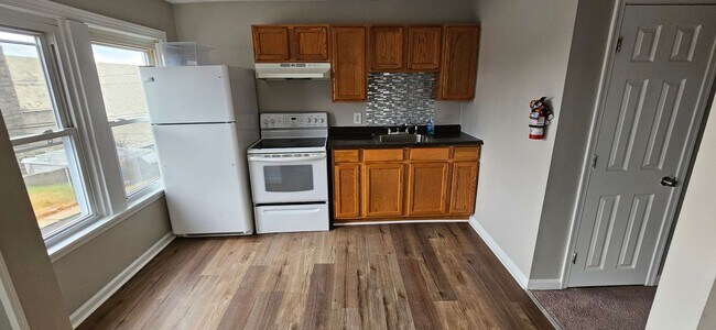 Building Photo - 2nd Floor walk up 2+1 in duplex. Washer/Dr...