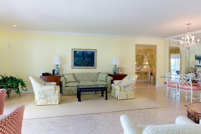 Foto del edificio - 389 S Lake Dr
