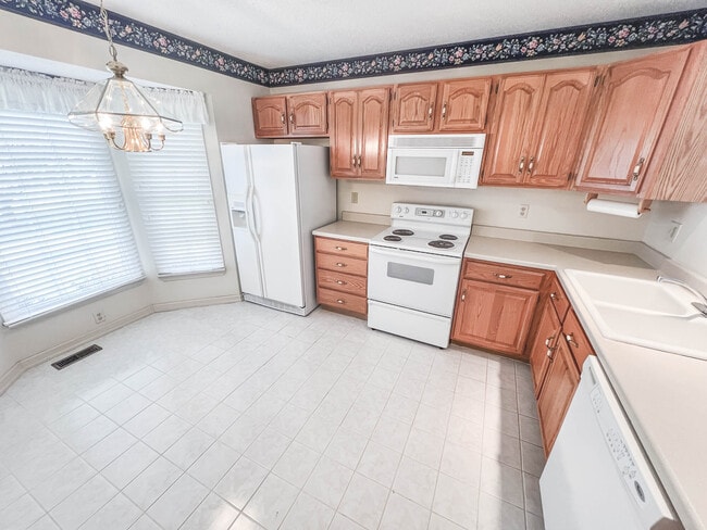 Building Photo - 2138 Valley Dr