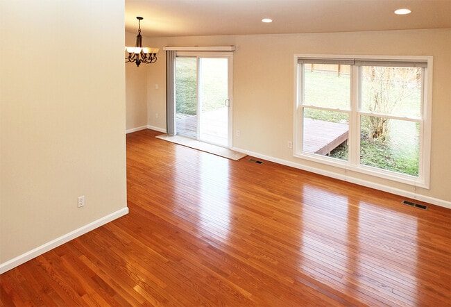 Building Photo - Gorgeous 4br/3.5ba SFH in convenient Herndon