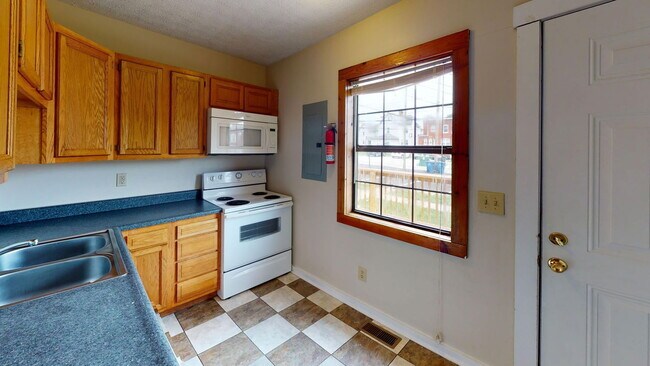 Building Photo - 1366 Indianola Ave