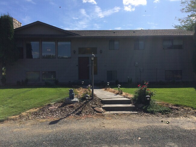 Building Photo - Home in The Country, Pet Friendly!!!