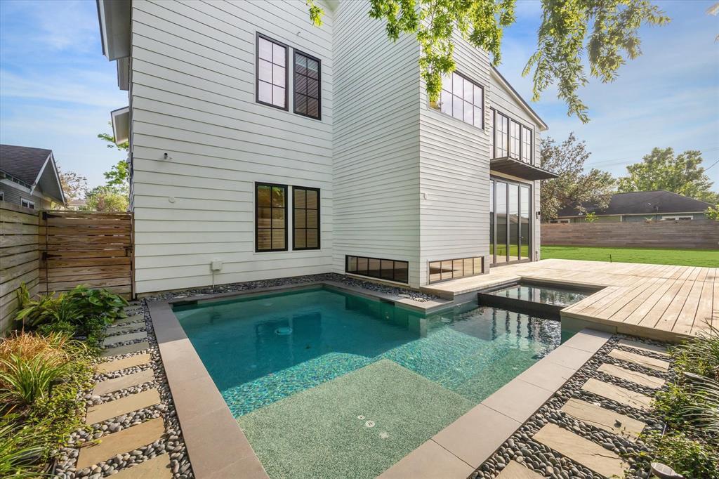 Foto principal - 205 E 25th St