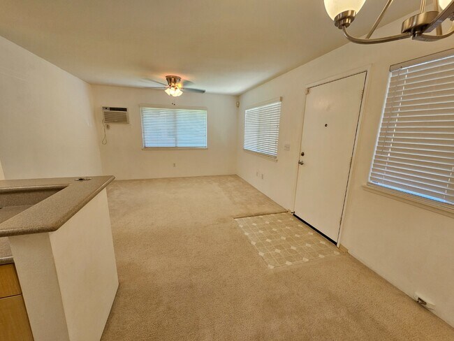 Foto del edificio - 2 Bed 1 Bath Condo 2 Parking ( Tandem parking right in front )