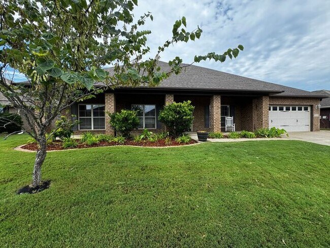 Building Photo - Near Redstone Arsenal Gate 1 with fence, storm shelter and AMAZING spa shower in primary suite