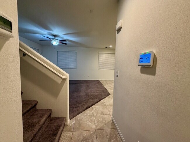 Building Photo - Beautiful 2260sqft 3bed 2.5bath with tile downstairs, carpet in Den & Living Room