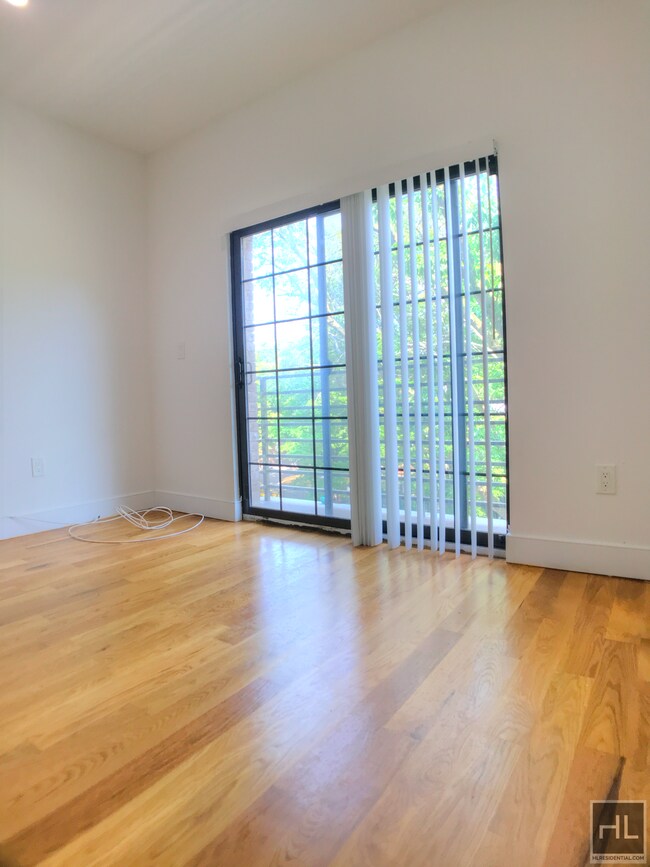 Building Photo - Stunning 1 Bed on Tree Lined Street