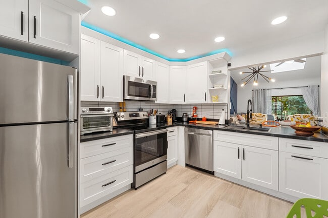 Foto del edificio - 908 Lakeview Cir