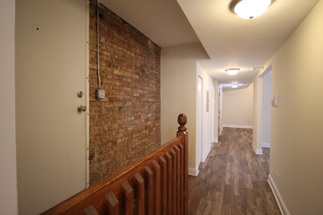 Building Photo - 5001 N Sawyer Ave