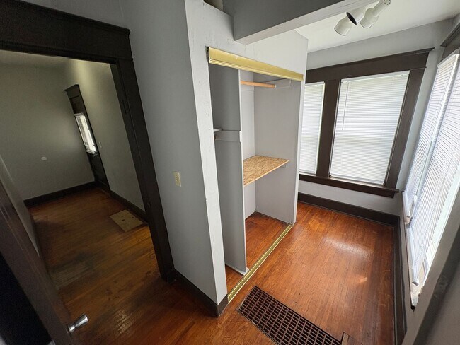 Foto del edificio - Large Kitchen, Hardwood Floors, Laundry included