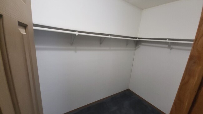 Foto del edificio - Bright & Spacious 3-BR Retreat on Huge Lot...
