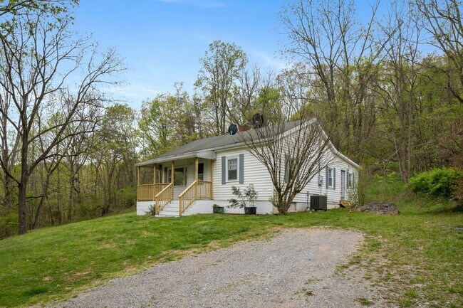 Foto del edificio - Charming 4-Bedroom Home in Peaceful Rural ...