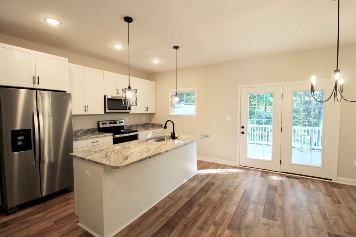 Foto principal - 3 level town home in popular Congers Creek...