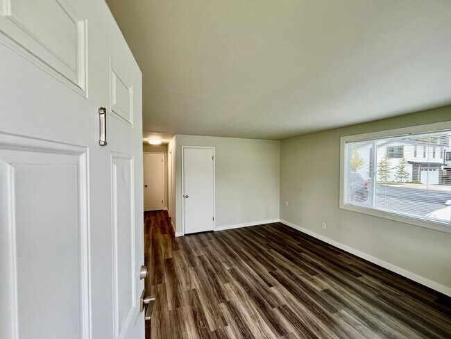Foto del edificio - 515 16th Ave W, Kirkland WA 98033 - Tom/Be...