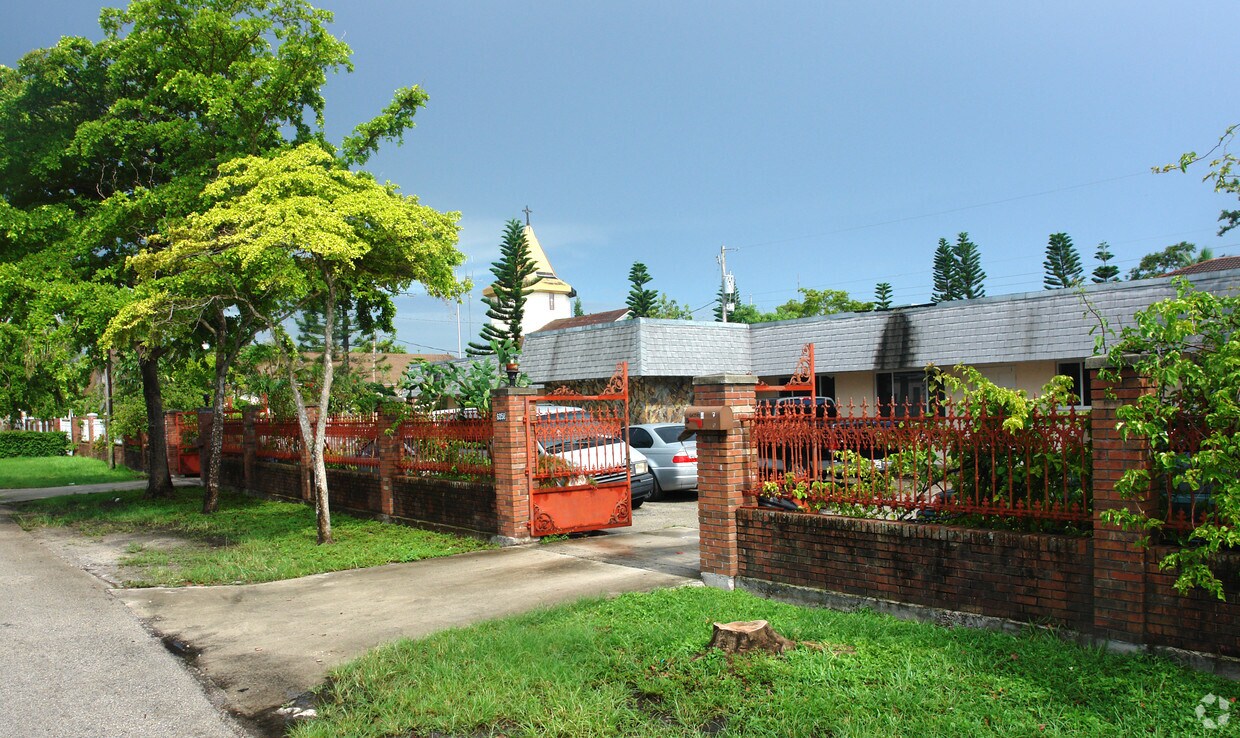Foto del edificio - 6058 SW 18th St