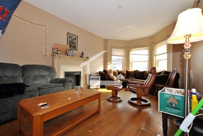Foto del edificio - Nicely renovated 3 bed 1 bath unit on the ...