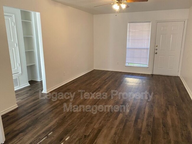 Foto del edificio - 701 Miracle Ln