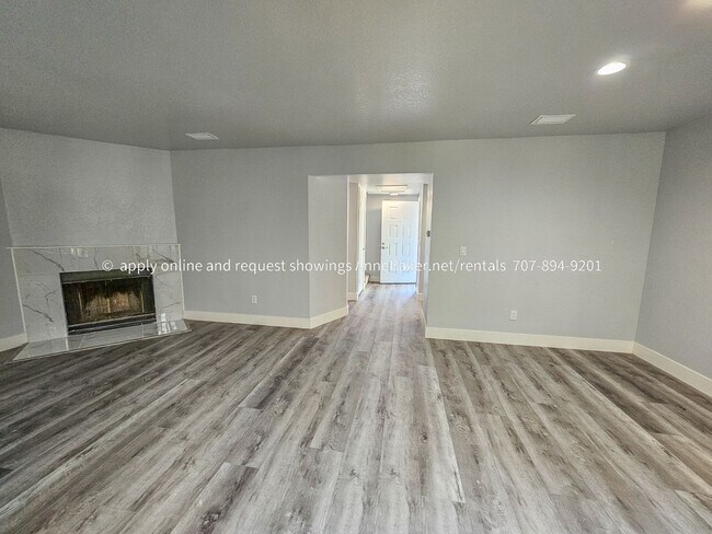 Building Photo - Spacious, Newly Updated Townhouse, Close t...