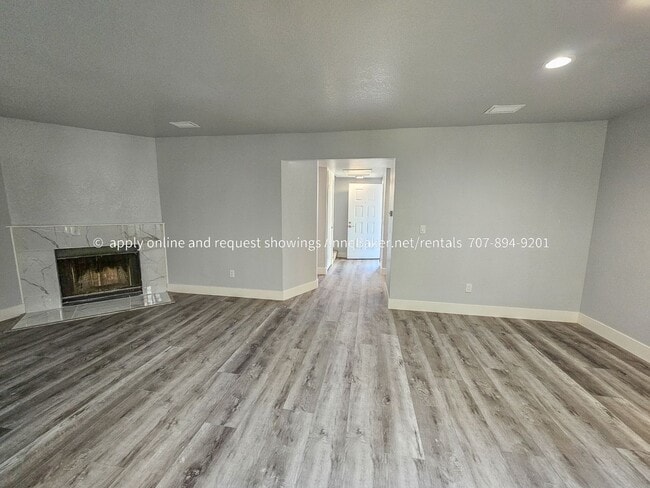 Foto del edificio - Spacious, Newly Updated Townhouse, Close t...