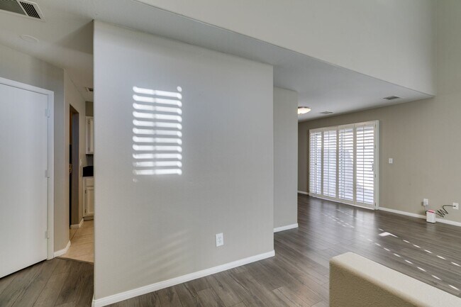 Foto del edificio - GORGEOUS HOME WITH TONS OF UPGRADES*GATED COMMUNITY WITH A COMMUNITY POOL*