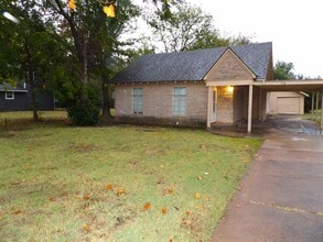 Building Photo - 716 NW Ferris Ave